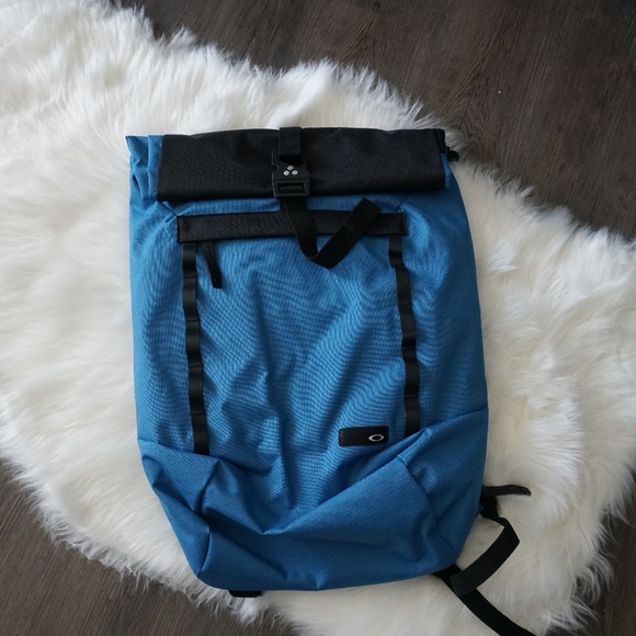 Oakley Other - NEW 2018 OAKLEY VOYAGE 23L ROLL TOP BACKPACK CALIF